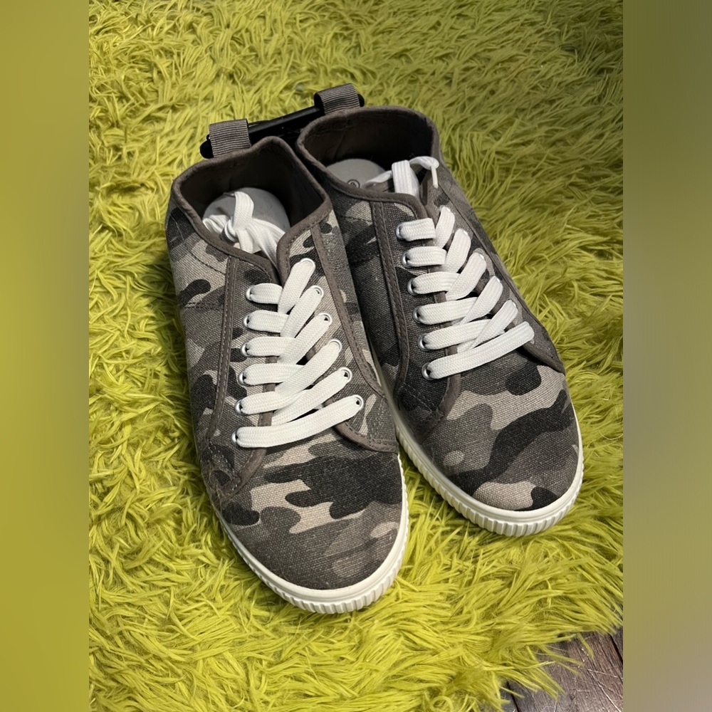 3/$10 Ardene Camo Comfort Foam Sneakers 8